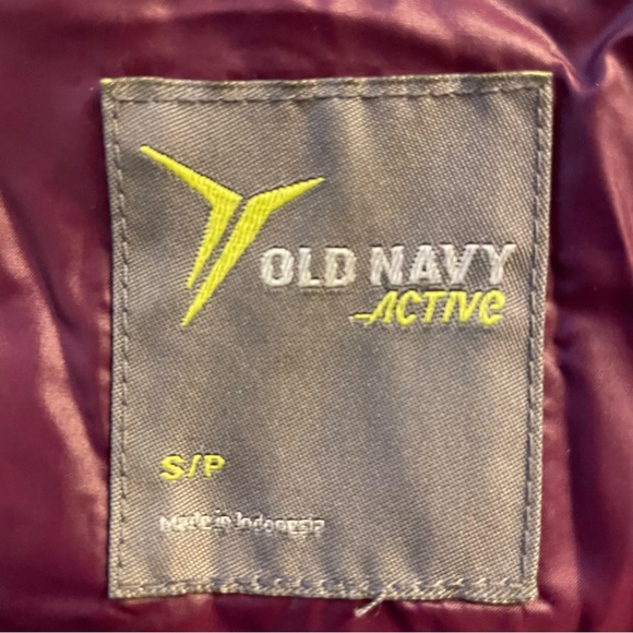 NWT super cute Old Navy thin puffer vest with hood in Blackberry colour. Size S - Picture 9 of 10